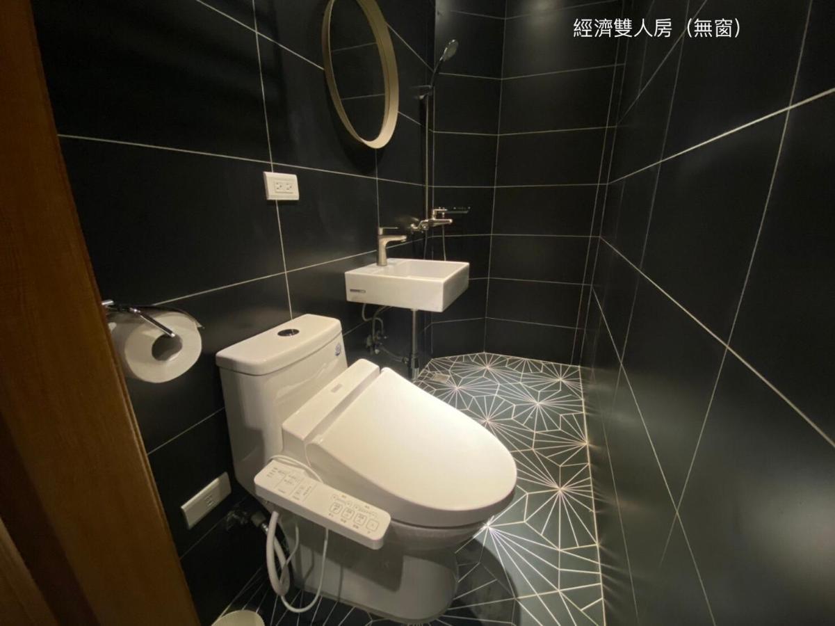 良文旅2館Ryou Hotel Vintage - II Tainan Buitenkant foto