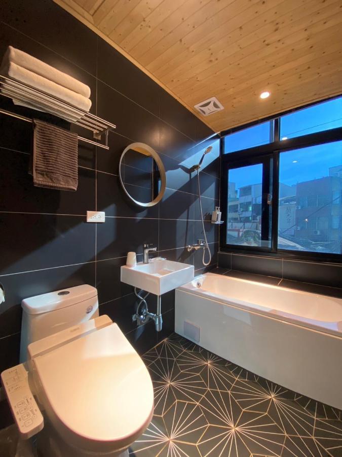 良文旅2館Ryou Hotel Vintage - II Tainan Buitenkant foto