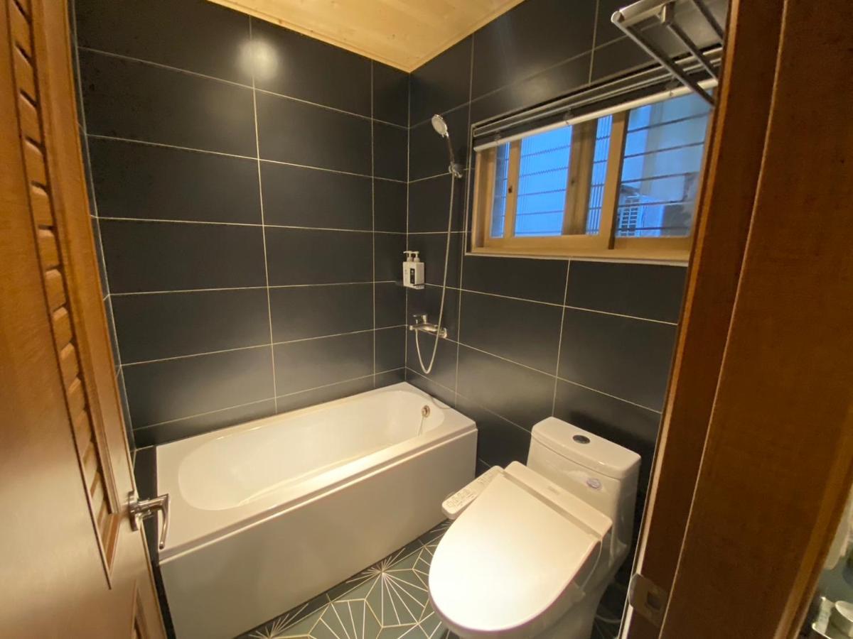 良文旅2館Ryou Hotel Vintage - II Tainan Buitenkant foto